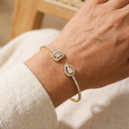 Pulsera Abierta de Oro con Dos Piedras