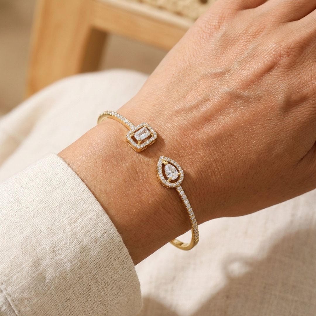 Pulsera Abierta de Oro con Dos Piedras