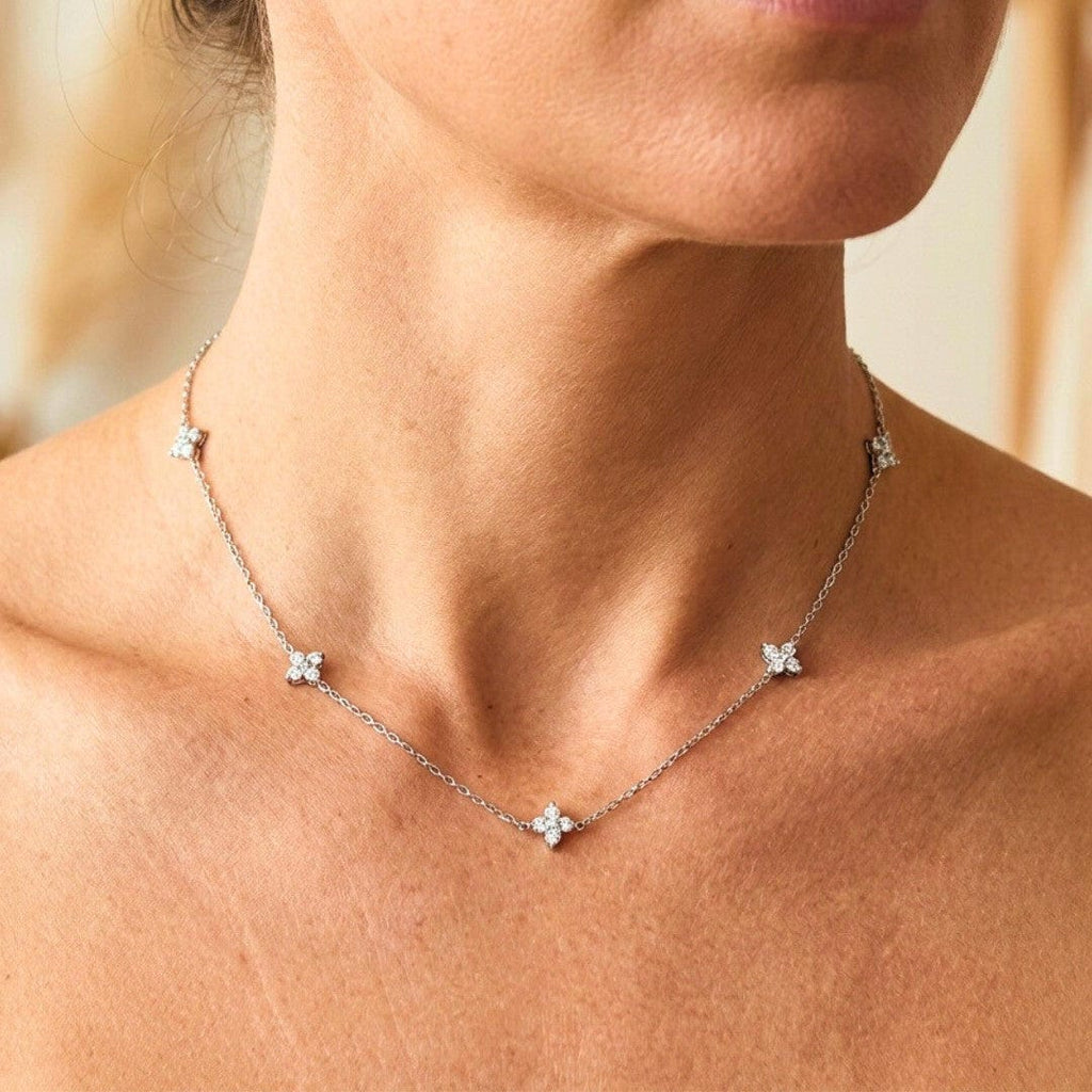 Hermosa Collar de Zirconia Incrustada en Flor