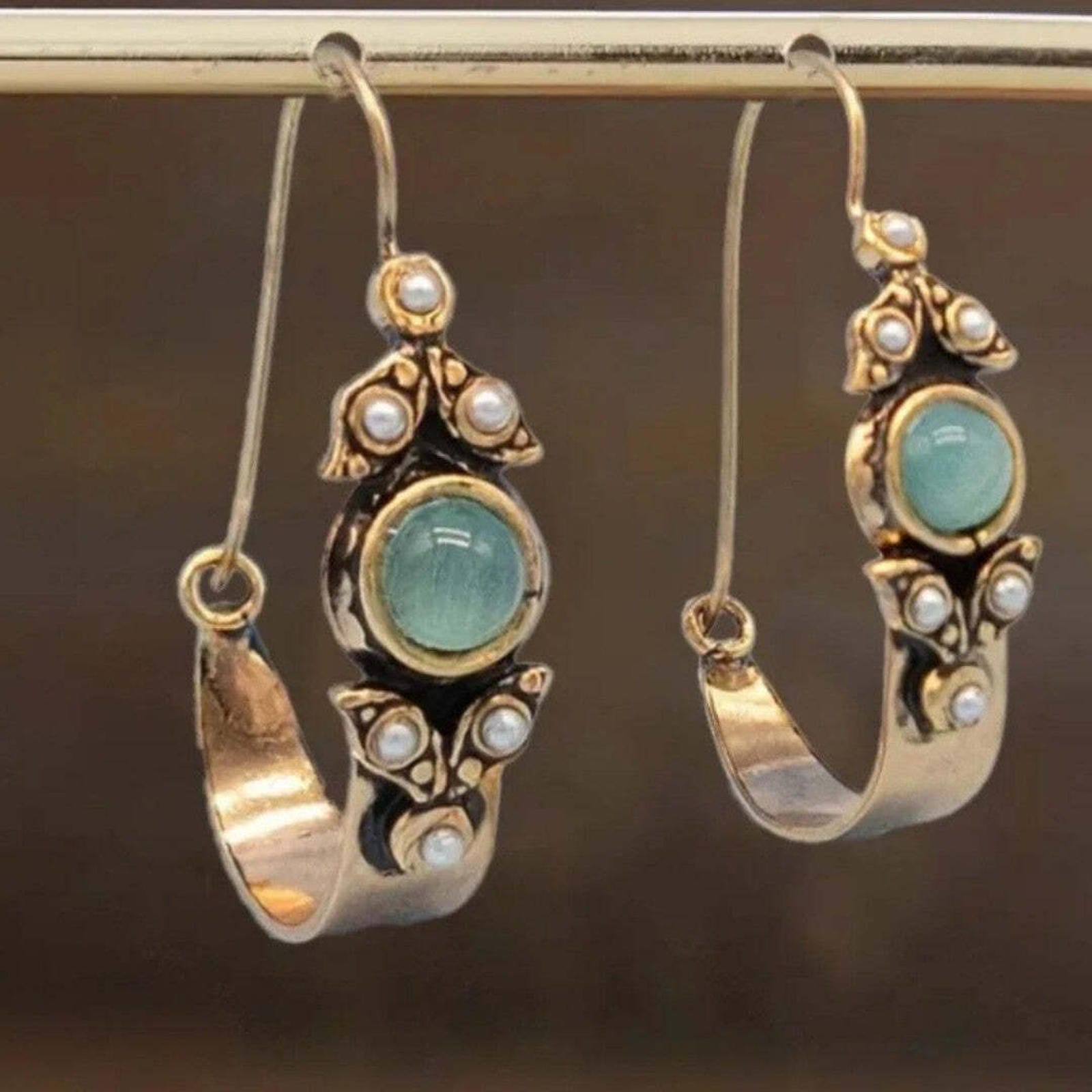 Pendientes de Aro Clásicos de Plata con Cabujón de Perla en Color Menta