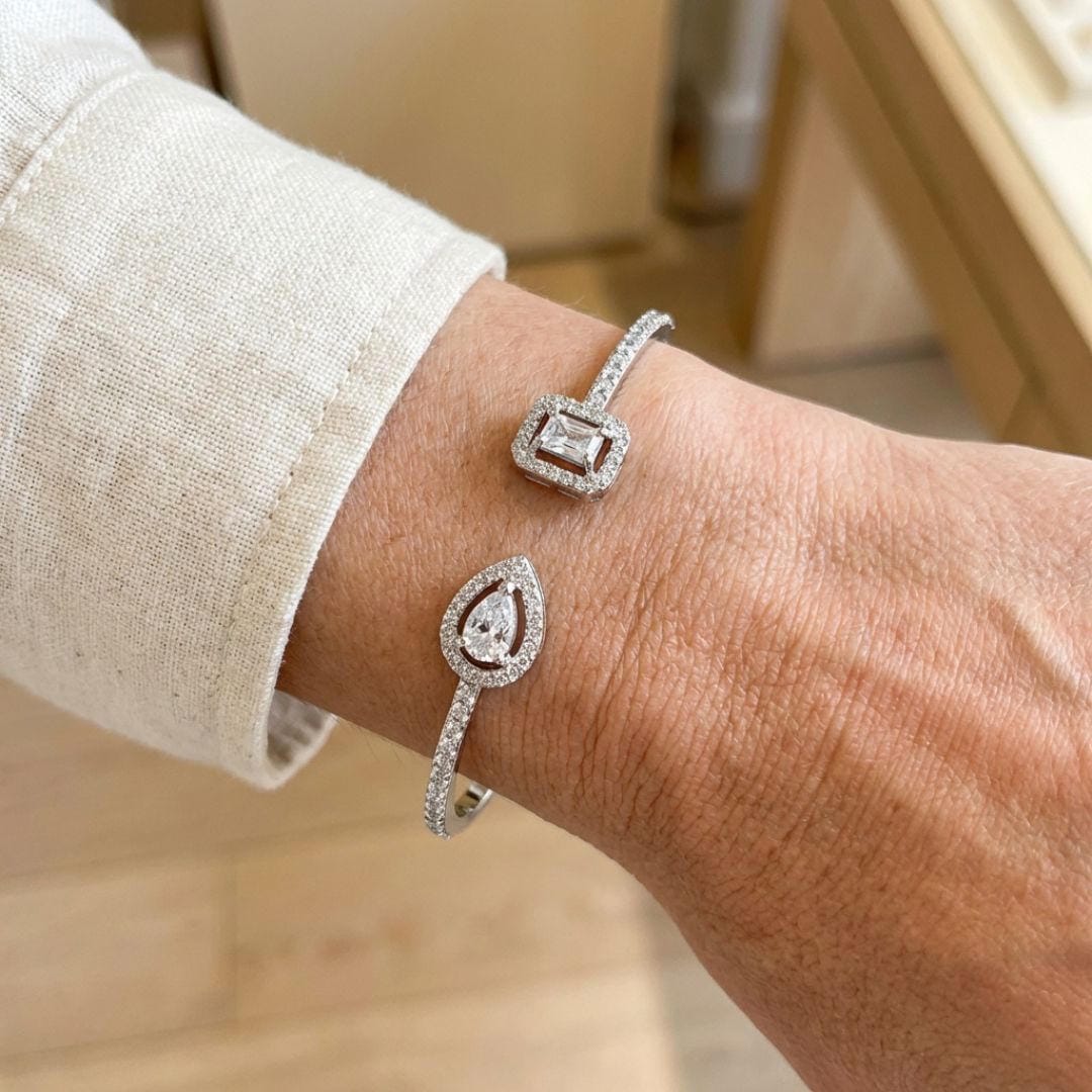 Pulsera Abierta de Oro con Dos Piedras