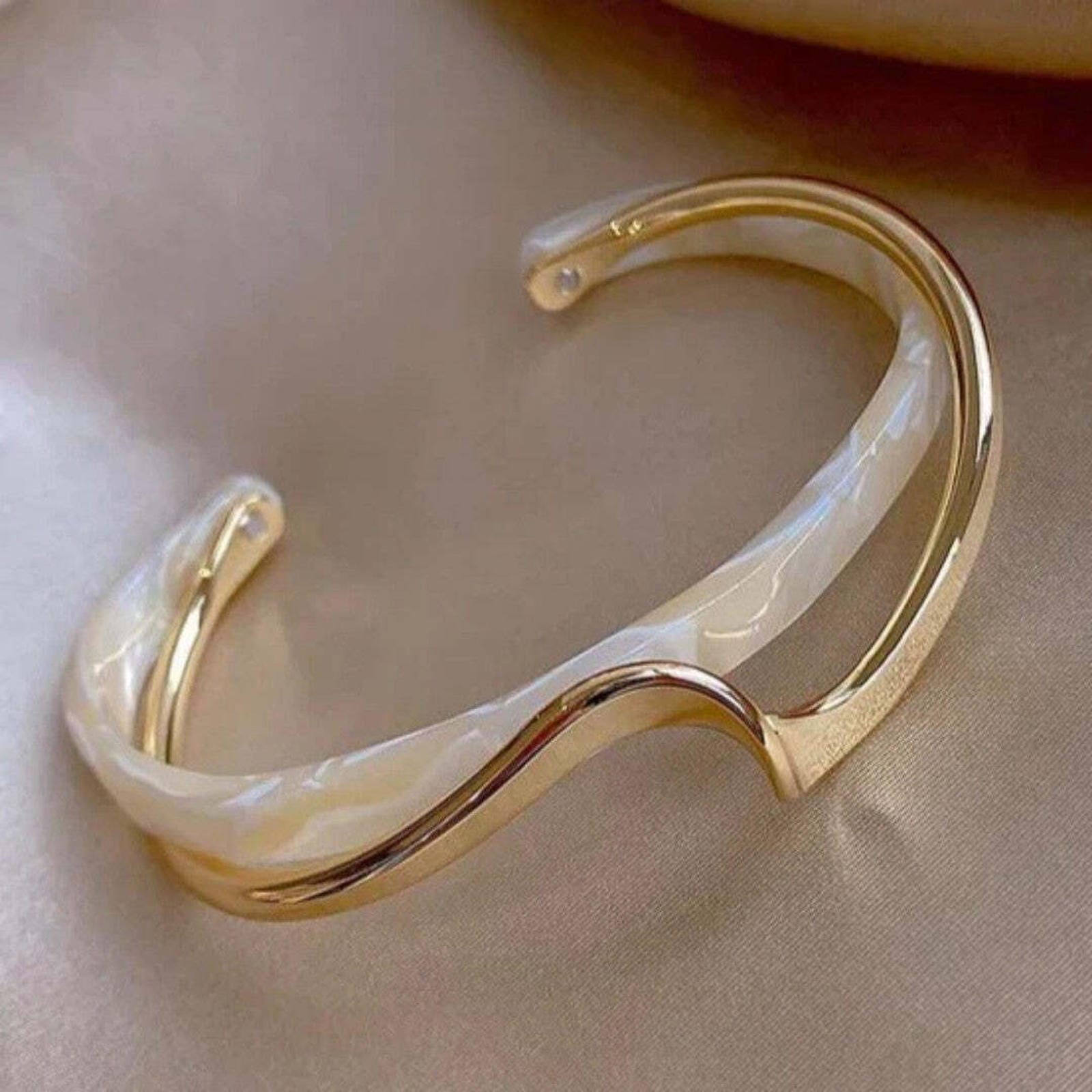 Pulsera de Oro Opalina con Brillo Suave