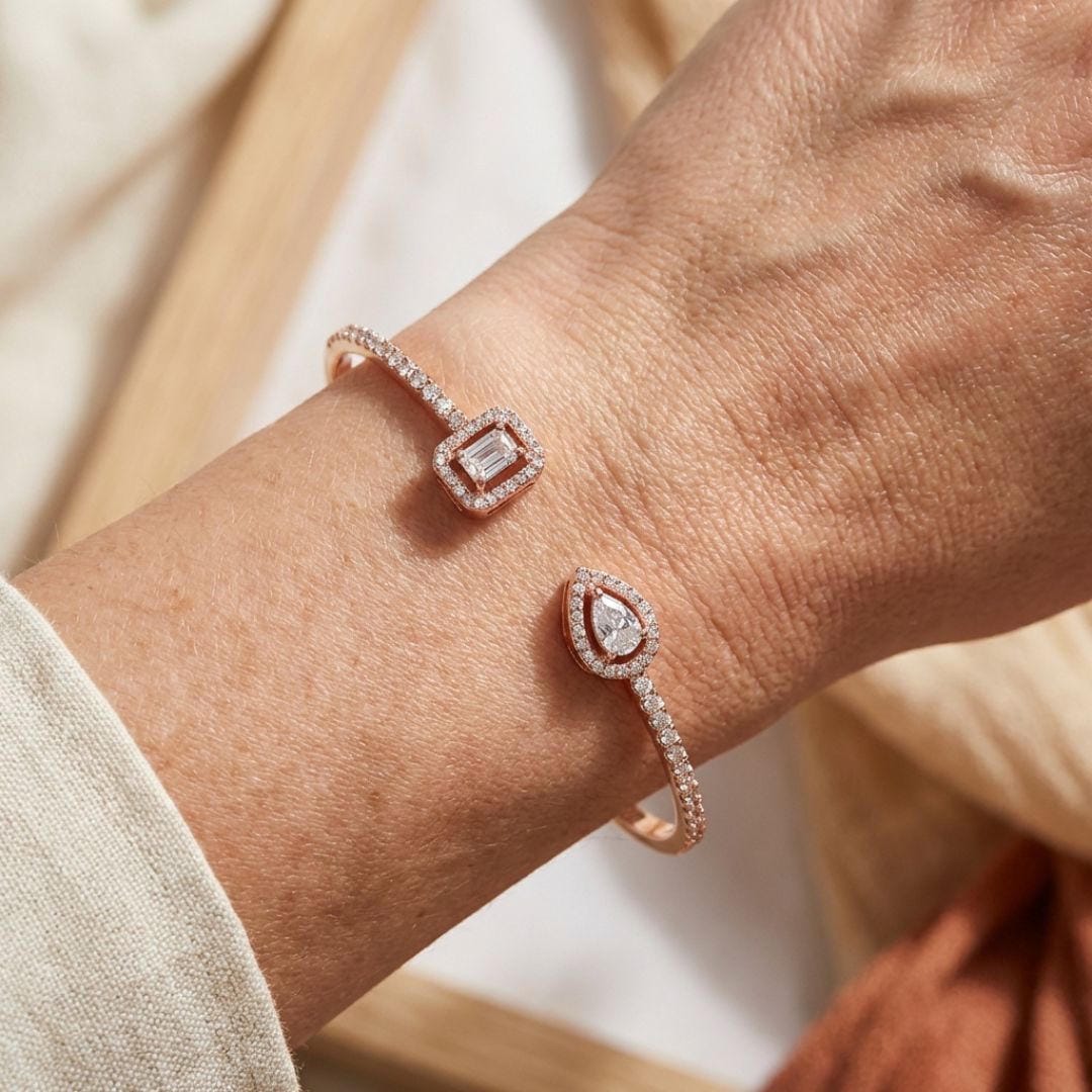 Pulsera Abierta de Oro con Dos Piedras