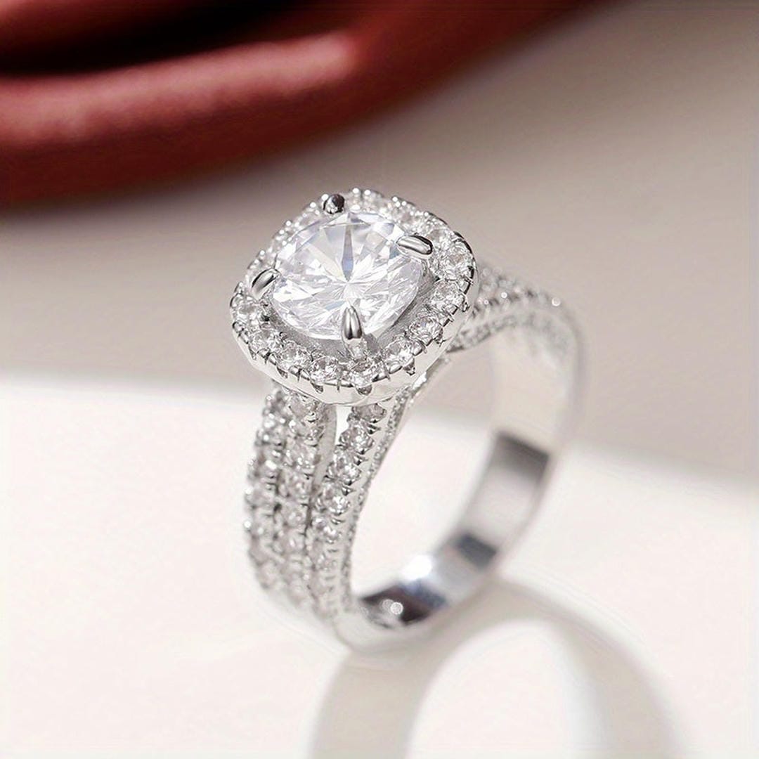 Anillo de declaración con halo pavé en forma de cojín