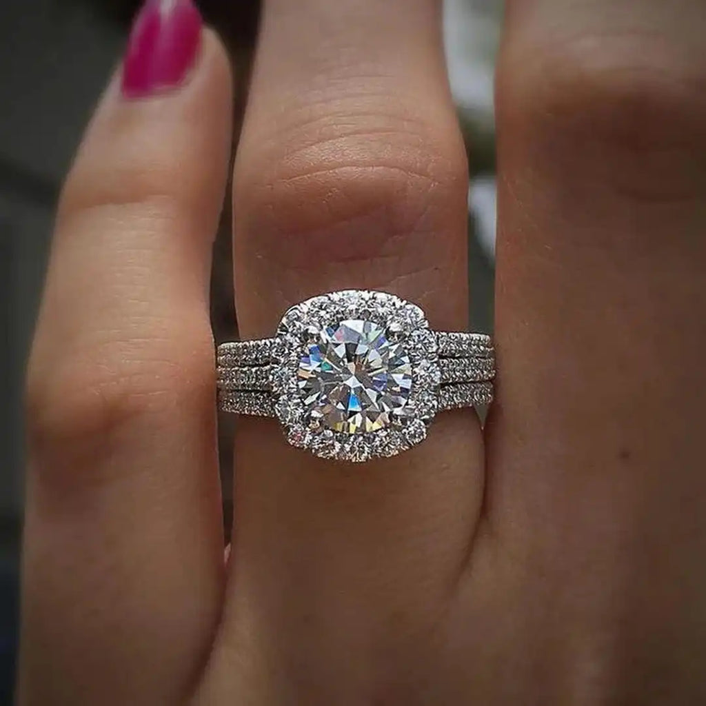 Anillo de declaración con halo pavé en forma de cojín