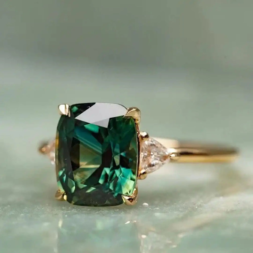 Anillo de Oro con Piedra Verde de Estilo Vintage