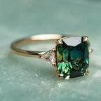 Anillo de Oro con Piedra Verde de Estilo Vintage