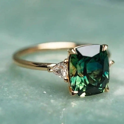 Anillo de Oro con Piedra Verde de Estilo Vintage