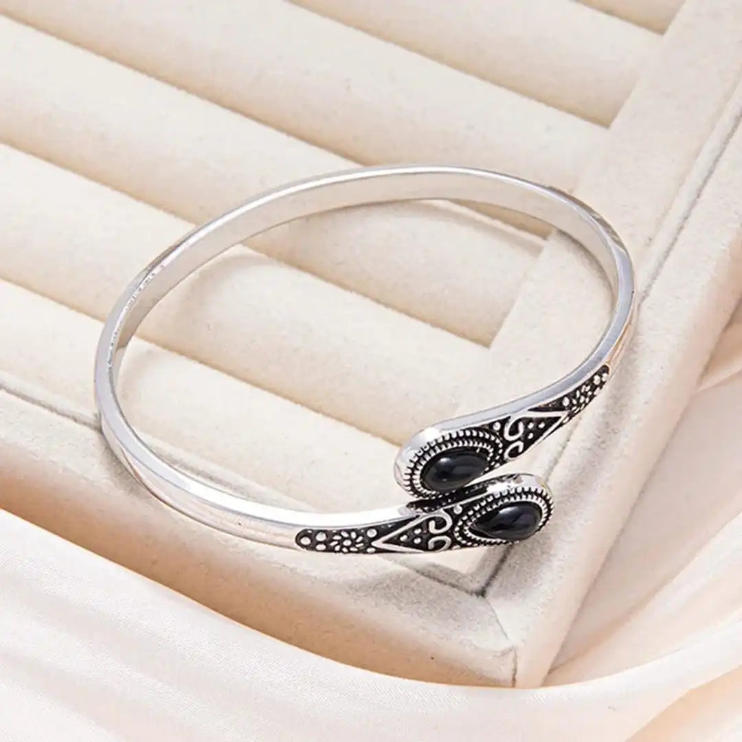 Pulsera Vintage con Gemas Coloridas y Diseño Tribal