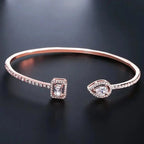 Pulsera Abierta de Oro con Dos Piedras
