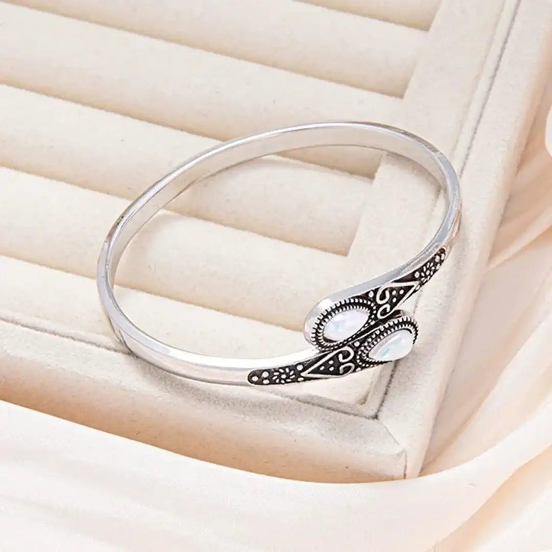 Pulsera Vintage con Gemas Coloridas y Diseño Tribal