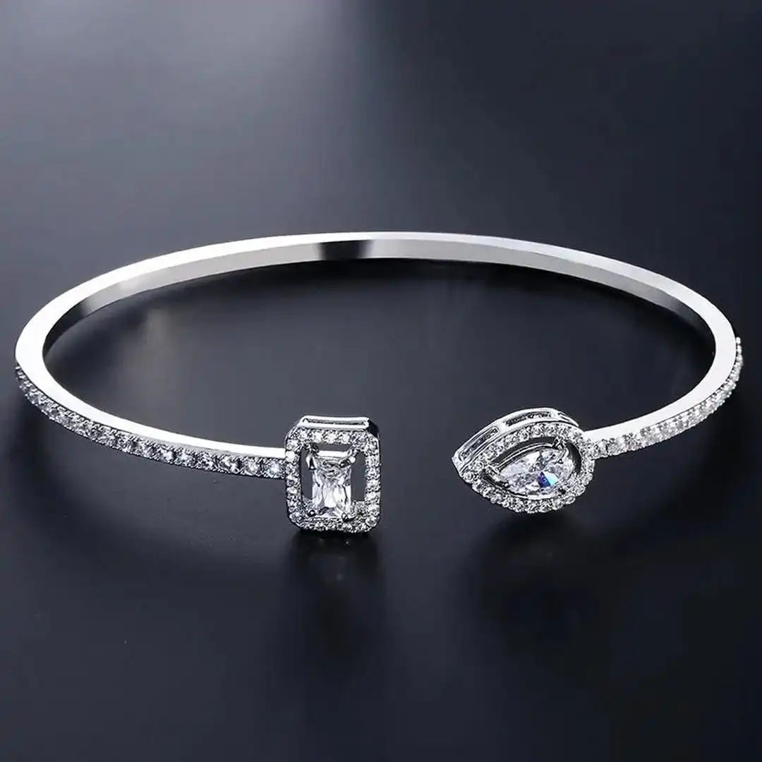 Pulsera Abierta de Oro con Dos Piedras