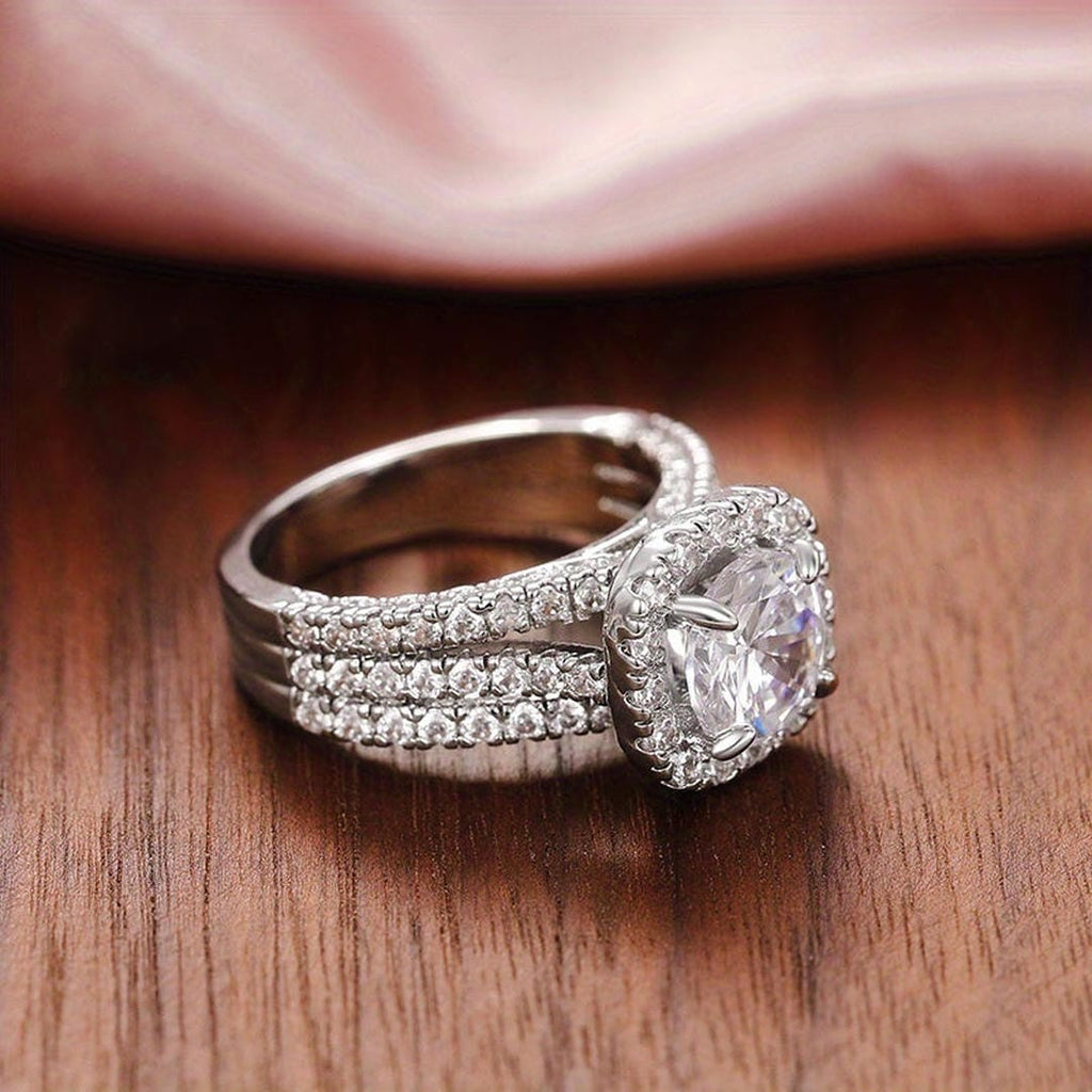Anillo de declaración con halo pavé en forma de cojín