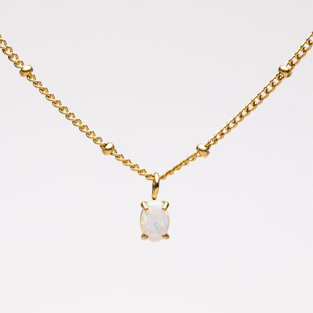 Collar de cuentas doradas con colgante de ópalo