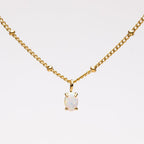 Collar de cuentas doradas con colgante de ópalo