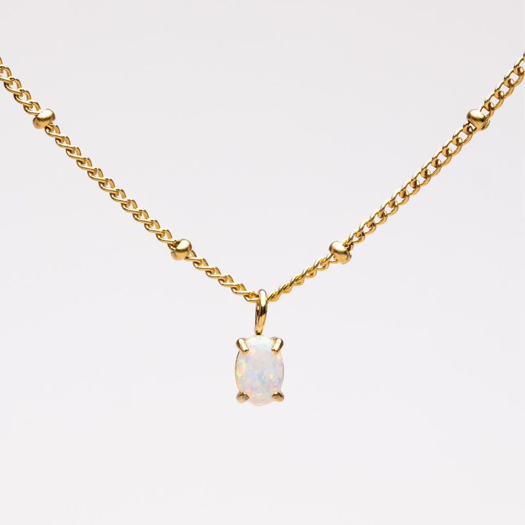 Collar de cuentas doradas con colgante de ópalo