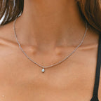 Collar de cuentas doradas con colgante de ópalo
